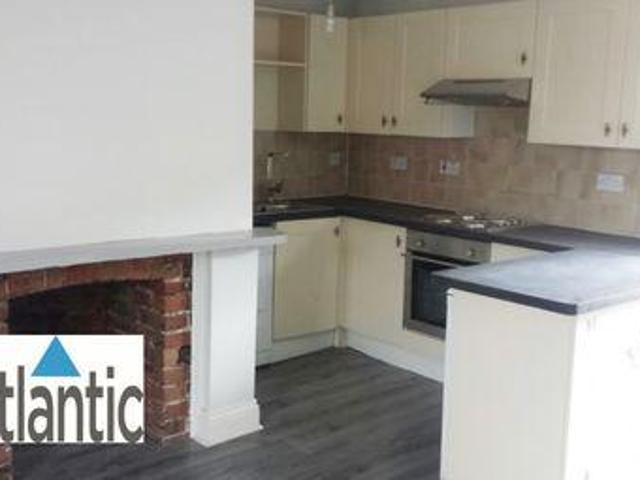 2 Bedrooms Flat for rent in High Street, Averley RM15