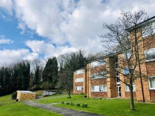 2 Bedrooms Flat for rent in Hillside Road, Whyteleafe CR3