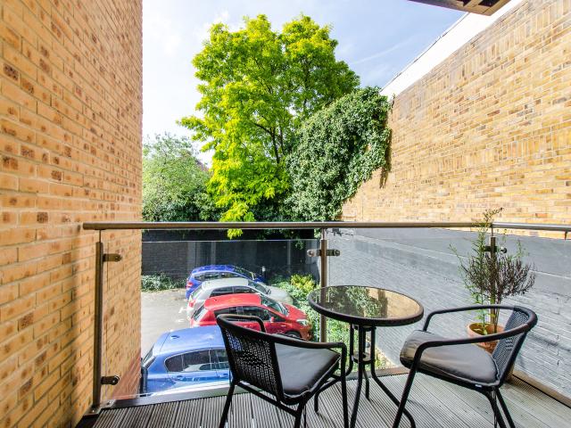 2 Bedrooms Flat for Rent in Old Devonshire Road | Foxtons