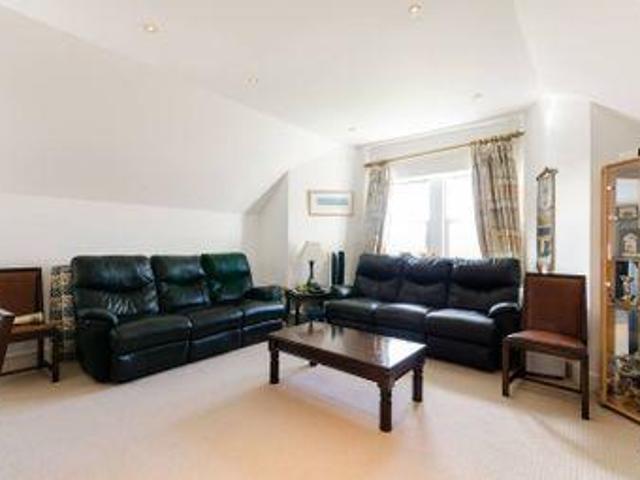 2 Bedrooms Flat for rent in More Lane, Esher KT10