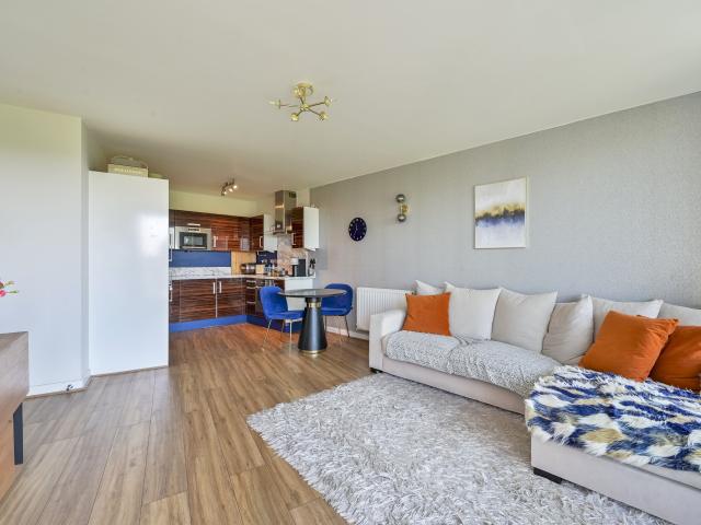 2 Bedrooms Flat for Rent in Mapleton Road | Foxtons