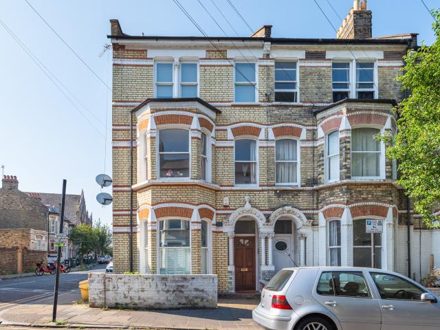 2 Bedrooms Flat for Rent in Sandmere Road | Foxtons