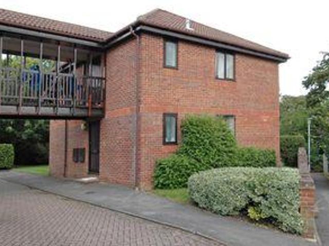 2 Bedrooms Flat for rent in Sandringham Road, Petersfield GU32