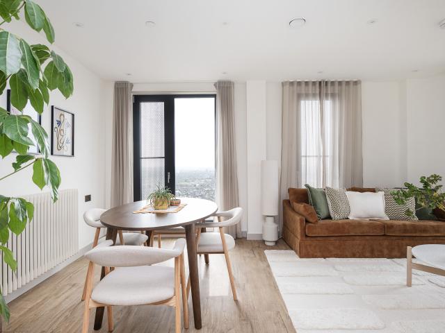 2 Bedrooms Flat for Rent in Selbourne Road | Foxtons