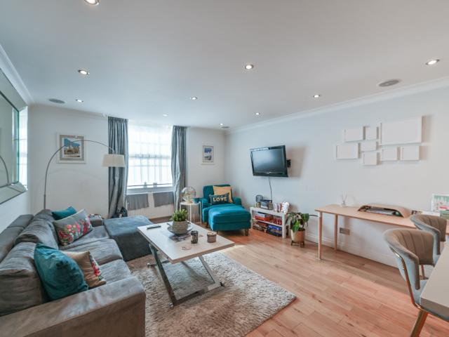 2 Bedrooms Flat for Rent in St Georges Square | Foxtons