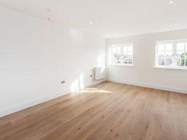 2 Bedrooms Flat for rent in Station Approach, Great Missenden HP16