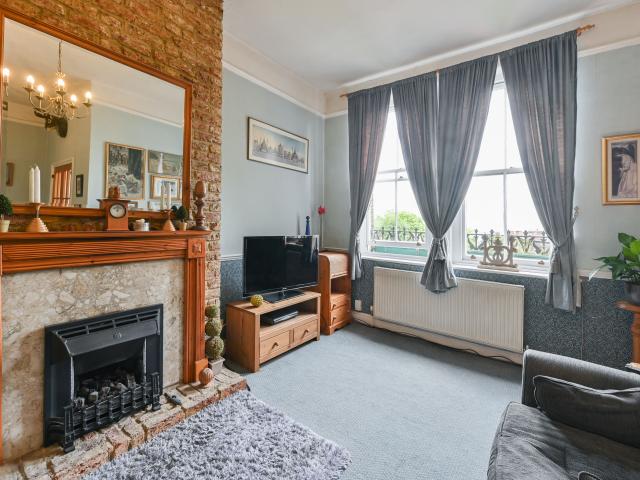 2 Bedrooms Flat for Rent in Sudbury Hill | Foxtons