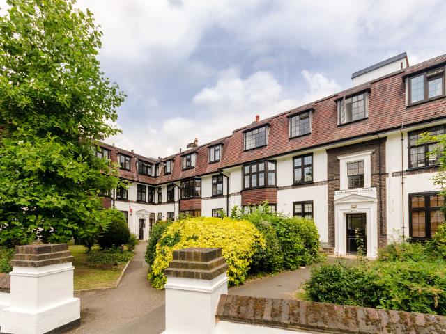 2 Bedrooms Flat for Rent in Surbiton Crescent | Foxtons