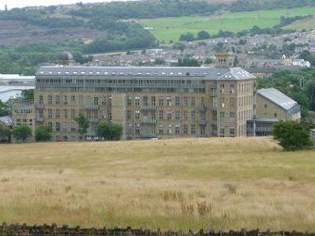 2 Bedrooms Flat for rent in Park Road, Elland HX5
