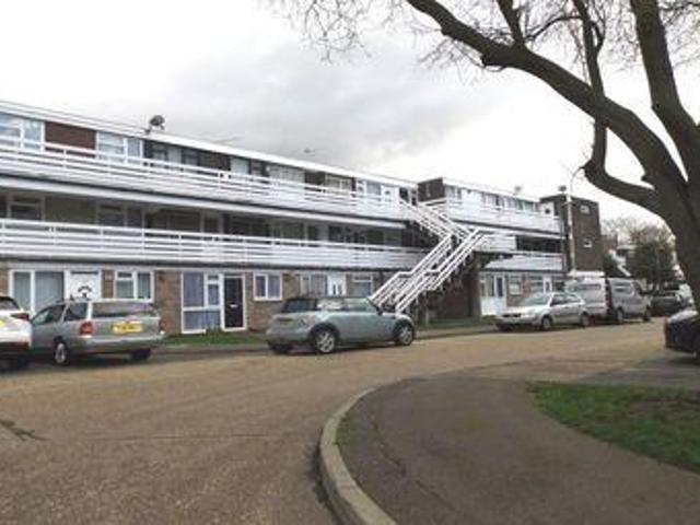 2 Bedrooms Flat for rent in Peartree Close, South Ockendon RM15