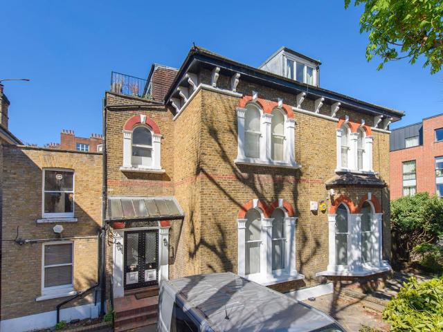 2 Bedrooms Flat for Rent in Priory Road | Foxtons