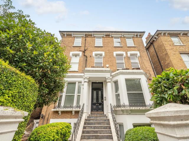 2 Bedrooms Flat for Rent in Priory Road | Foxtons