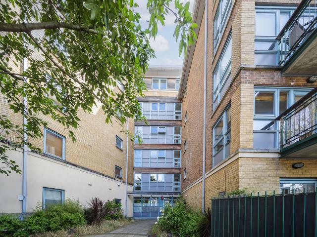 2 Bedrooms Flat for Rent in Queens Drive | Foxtons