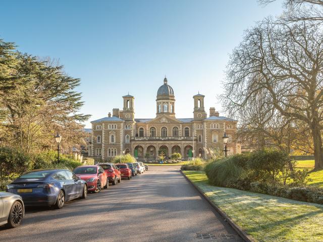 2 Bedrooms Flat for Rent in Royal Drive | Foxtons