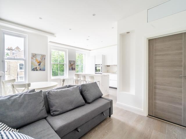 2 Bedrooms Flat for Rent in Redcliffe Gardens | Foxtons