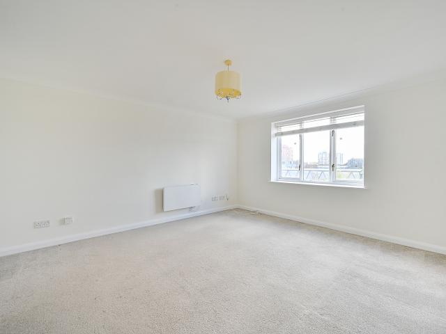 2 Bedrooms Flat for Rent in Regents Court | Foxtons