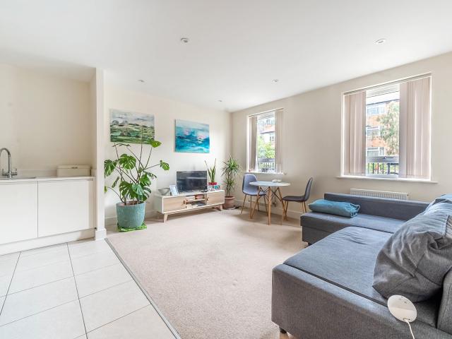 2 Bedrooms Flat for Rent in Riverside Place, | Foxtons