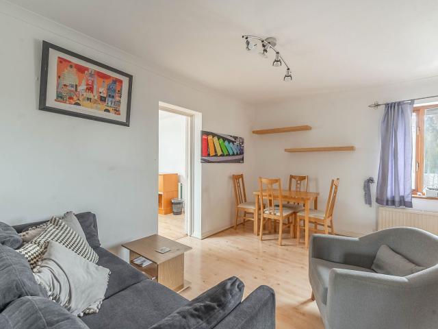 2 Bedrooms Flat for Rent in Rickmansworth Road | Foxtons