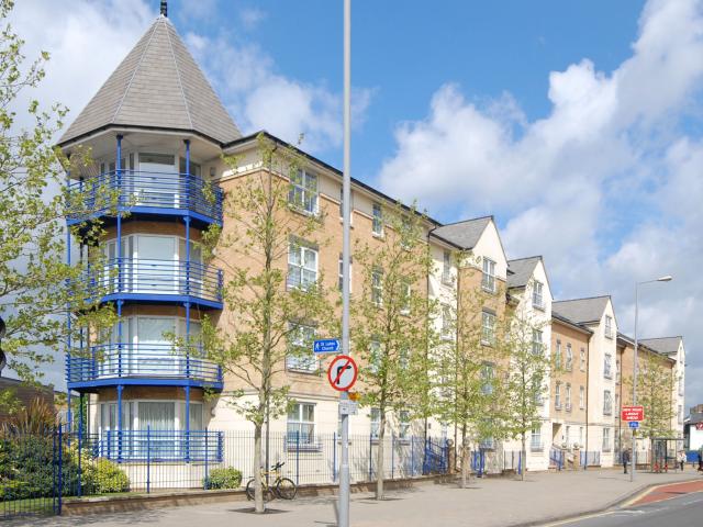 2 Bedrooms Flat for Rent in Richmond Road | Foxtons