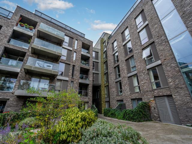 2 Bedrooms Flat for Rent in Woods Road | Foxtons