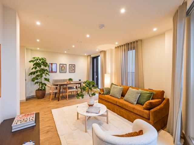 2 Bedrooms Flat for Rent in The Eades, Selbourne Road | Foxtons