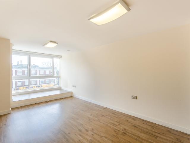 2 Bedrooms Flat for Rent in The Green | Foxtons