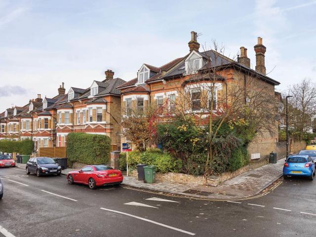 2 Bedrooms Flat for Rent in Tierney Road | Foxtons