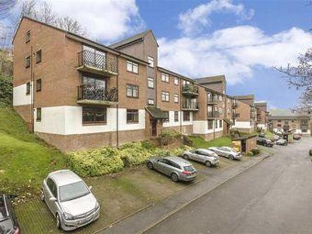 2 Bedrooms Flat for rent in Treetops, Whyteleafe, Surrey CR3