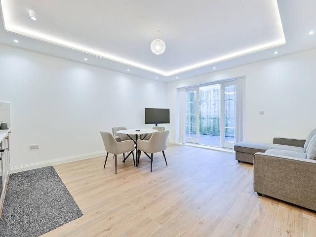 2 Bedrooms Flat for Rent in Uxbridge Road | Foxtons