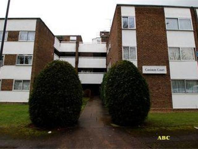 2 Bedrooms Flat for sale in Coniston Court, Stonegrove, Edgware, Middlesex HA8
