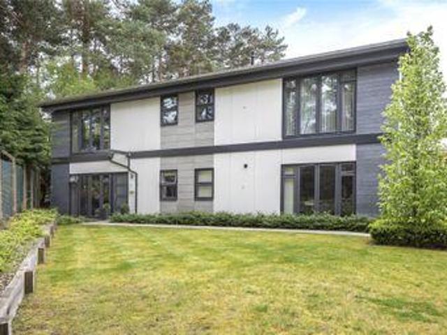 2 Bedrooms Flat for sale in Corunna Court, Wellington Business Park, Crowthorne, Berkshire RG45