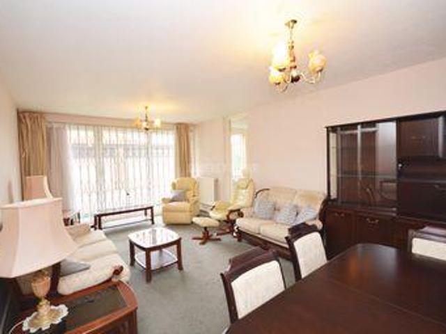 2 Bedrooms Flat for sale in Canons Corner, Edgware HA8