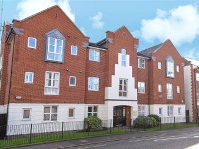 2 Bedrooms Flat for sale in Centennial Court, High Street, Rickmansworth, Hertfordshire WD3