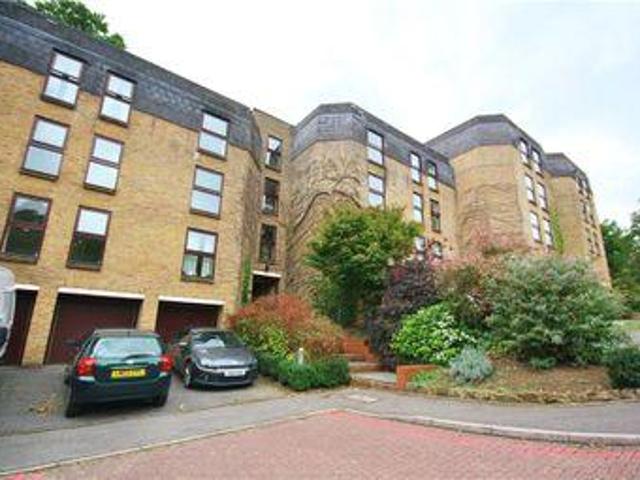 2 Bedrooms Flat for sale in Chapel Fields, Charterhouse Road, Godalming, Surrey GU7