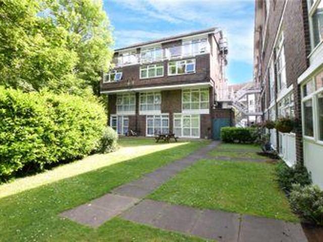 2 Bedrooms Flat for sale in Astoria House, Goral Mead, Rickmansworth, Hertfordshire WD3