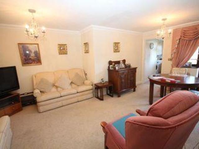 2 Bedrooms Flat for sale in Eaton Court, Edgware, London HA8