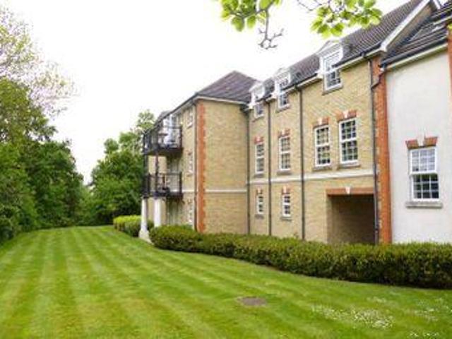 2 Bedrooms Flat for sale in Fuller Close, Bushey WD23