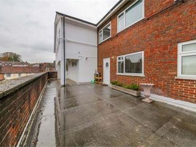 2 Bedrooms Flat for sale in High Street, Chalfont St Peter, Gerrards Cross, Buckinghamshire SL9