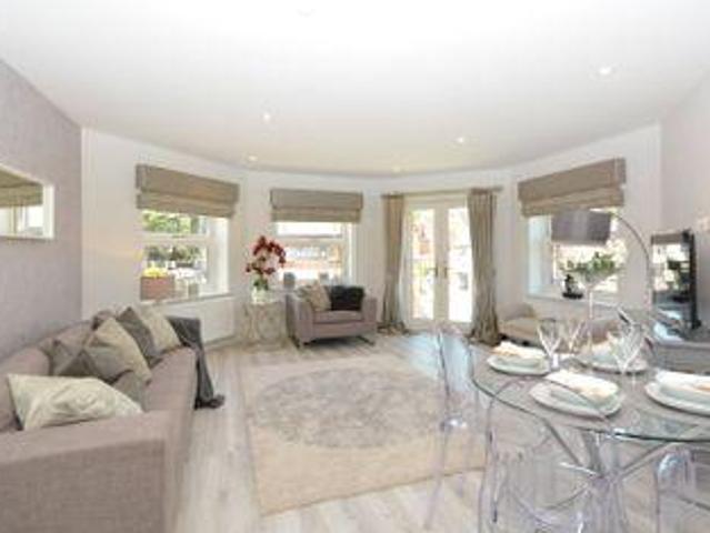2 Bedrooms Flat for sale in High Street, Crowthorne, Berkshire RG45