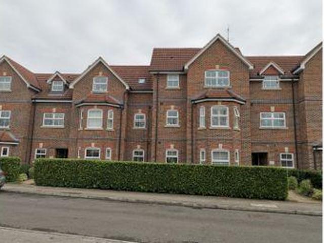 2 Bedrooms Flat for sale in St. Francis Close, Crowthorne RG45