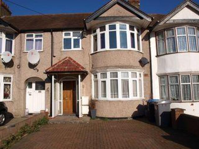 2 Bedrooms Flat for sale in Stewart Close, London NW9
