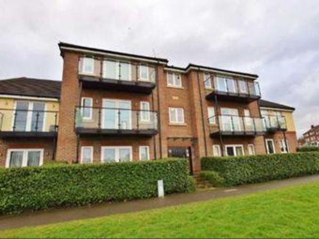 2 Bedrooms Flat for sale in Park Avenue, Bushey WD23