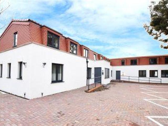 2 Bedrooms Flat for sale in Park Road, Bushey, Hertfordshire WD23