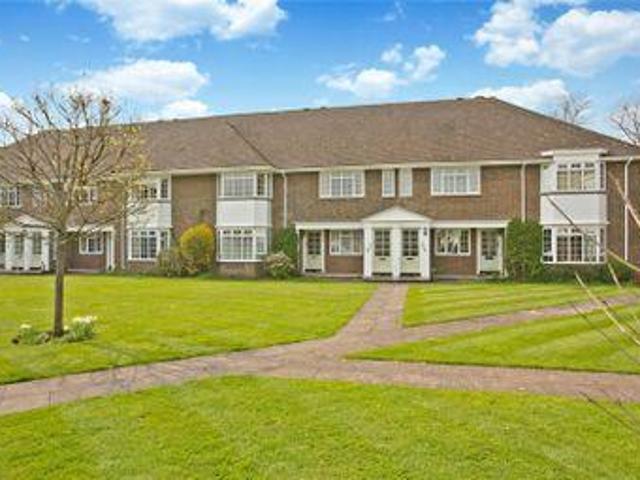2 Bedrooms Flat for sale in Trafalgar Court, Farnham, Surrey GU9
