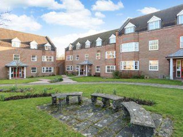 2 Bedrooms Flat for sale in York Mews, Alton, Hampshire GU34