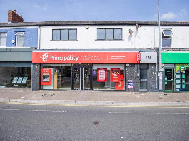 2 Bedrooms Flat First Floor To Let
