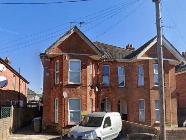 2 Bedrooms Ground Floor Flat