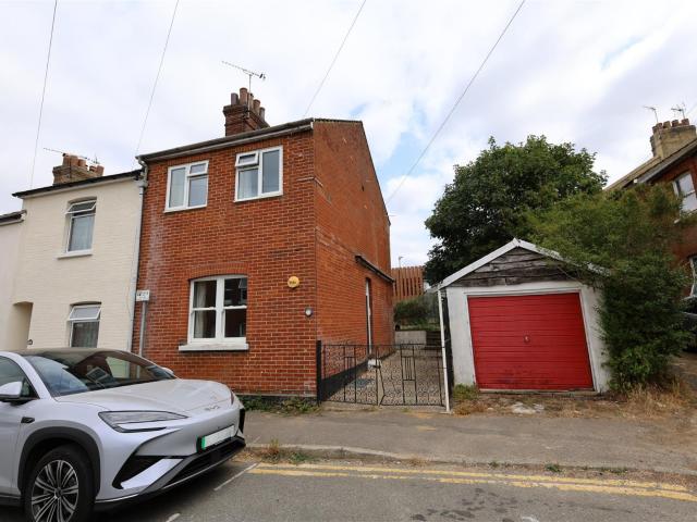 2 Bedrooms House End Terrace To Let
