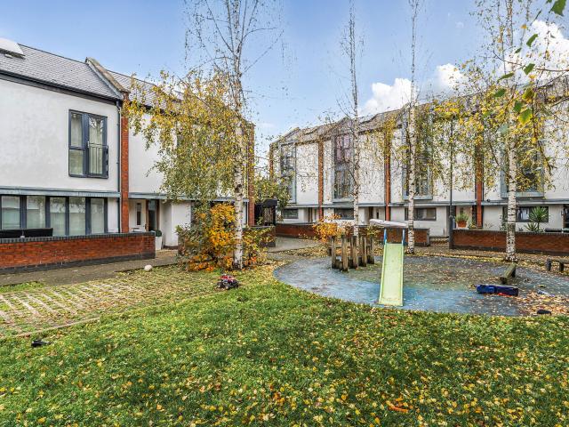 2 Bedrooms House end of terrace for Rent in Leverton Close | Foxtons