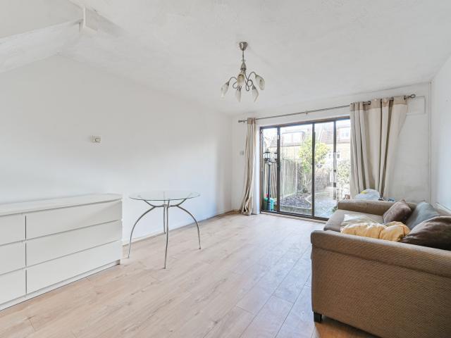 2 Bedrooms House for Rent in Campbell Close | Foxtons